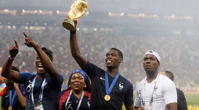 Paul Pogba(cầm cup) giờ đây muốn rời Man Utd để tới Juventus làm đồng đội với Ronaldo. Ảnh: Reuters.