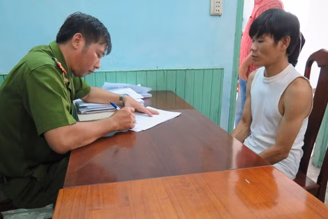 Điều tra viên lấy lời khai của một đối tượng cướp giật.