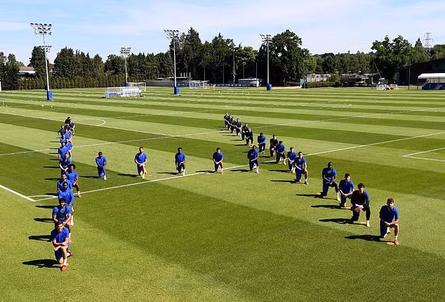 Các cầu thủ Chelsea quỳ gối trên sân tập xếp thành hình chữ H để ủng hộ phòng trào BlackLivesMatter chống phân biệt chủng tộc.