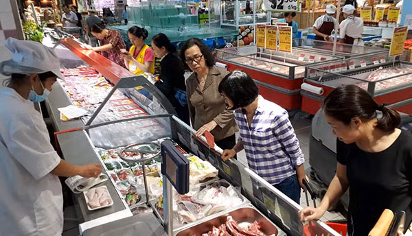 Các siêu thị đã bắt đầu giảm giá thịt lợn, tuy nhiên mức giảm vẫn thấp.