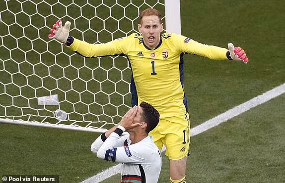 Ngay cả ngôi sao số 1 Cristiano Ronaldo cũng nhiều lần bỏ lỡ cơ hội trước khung thành Gulacsi.