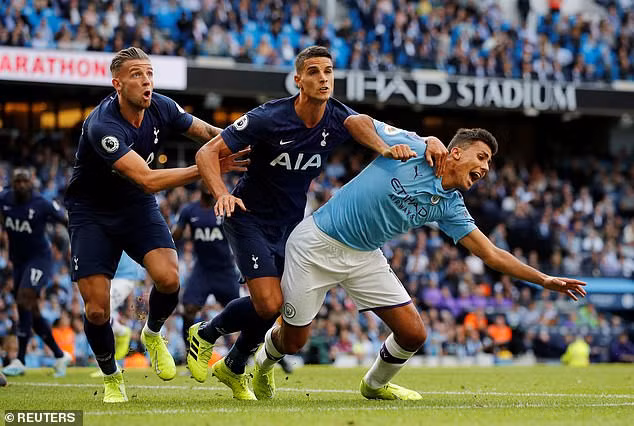 Trong trận đấu tâm điểm vòng 2 giải Ngoại hạng, ManCity chơi không đến nỗi tồi trước Tottenham...