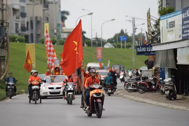 Ngày từ đầu giờ chiều nhiều đoàn CĐV lớn đã cùng nhau diễu hành và kéo về khu vực Mỹ Đình để truyền lửa cho đội chủ nhà. Ảnh: CTV.