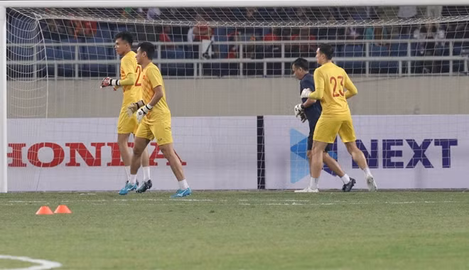 Các cầu thủ Việt Nam khởi động trước trận đấu. Ảnh: Phong Sơn.