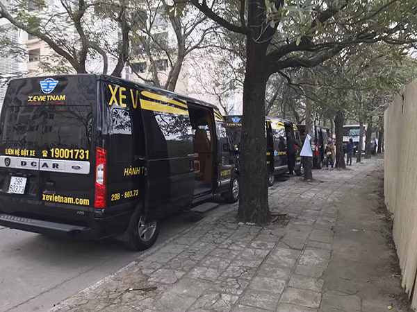 Xe hợp đồng chở khách nhưng “bắt khách” như xe chạy tuyến. Xe hợp đồng chở khách nhưng “bắt khách” như xe chạy tuyến.