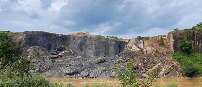 Nạn khai thác đá đã khiến một phần của dòng chảy sông Sêrêpốk bị vùi lấp.