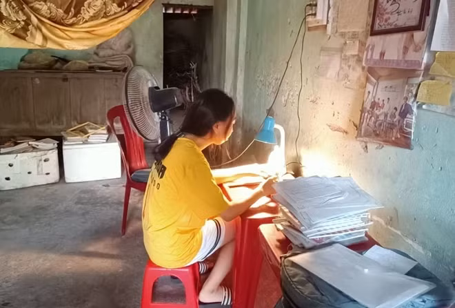 Góc học tập của em An.
