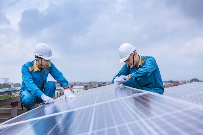 Nhân viên TCT Công trình lắp đặt tấm năng lượng mặt trời cho khách hàng Công trình Viettel.