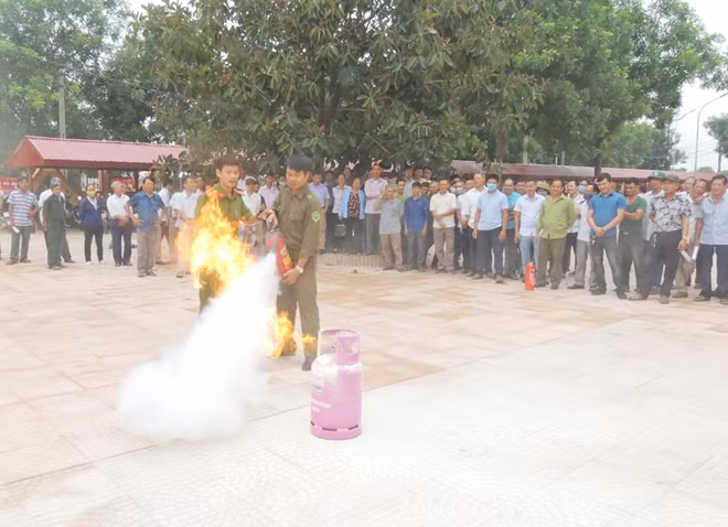 Các học viên tham gia thực hành sử dụng phương tiện chữa cháy tại chỗ.