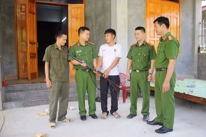Tổ công tác phòng Cảnh sát QLHC về TTXH, Công an Hòa Bình phối hợp với Công an xã Toàn Sơn, huyện Đà Bắc vận động người dân tự giác giao nộp 7 khẩu súng.