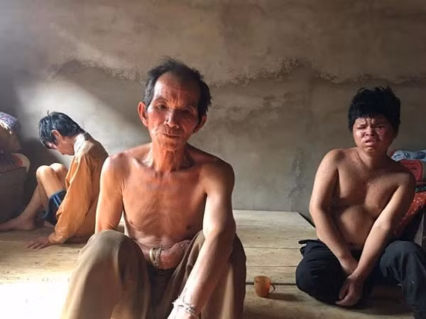Nghĩ về các con ông Chiều chỉ biết khóc.