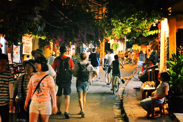 Hội An thu hút nhiều lượt khách tham quan nhờ những lợi thế riêng có của đô thị cổ này. Hội An thu hút nhiều lượt khách tham quan nhờ những lợi thế riêng có của đô thị cổ này.