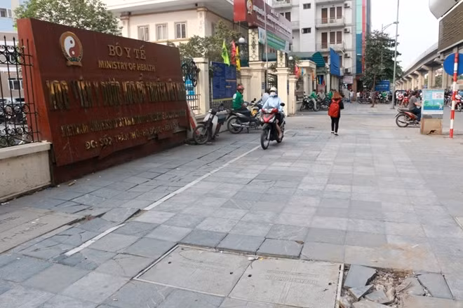 Những đoạn vỉa hè lát đá tự nhiên xuống cấp nhanh chóng được cho là bởi nhiều phương tiện cá nhân bất chấp luật giao thông di chuyển trên vỉa hè. Những chiếc xem máy, ô tô đi lên vỉa hè khi đường đông khiến các phiến đá lát bị vỡ.