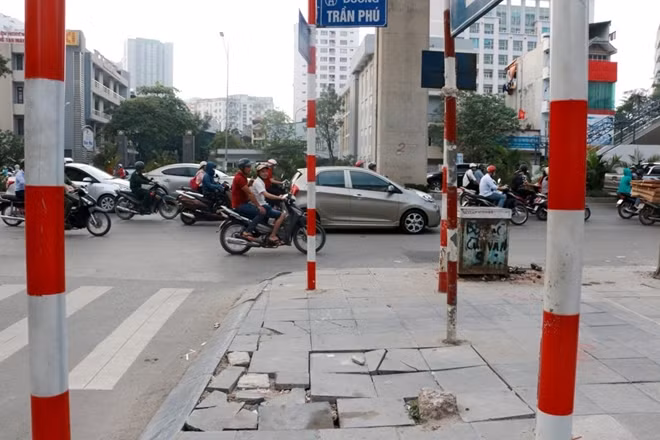 Thay vì cảnh quan khang trang như lúc mới hoàn thành, nhiều đoạn vỉa hè được lát đá tự nhiên giờ xuống cấp trở nên nhếch nhác...
