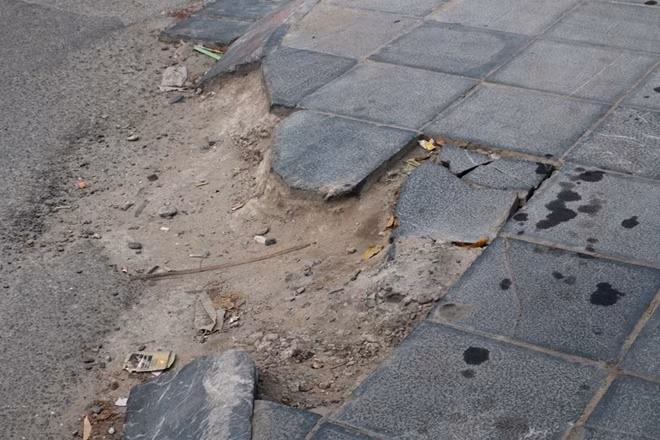 Nhiều đoạn không những đá lát bị vỡ mà phần đá rìa còn biến mất...