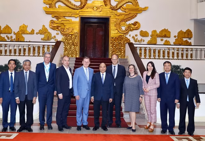Thủ tướng Nguyễn Xuân Phúc và ông Bodo Ramelow, Thủ hiến bang Thüringen, Cộng hòa Liên bang Đức cùng các đại biểu tại buổi tiếp. Ảnh: TTXVN