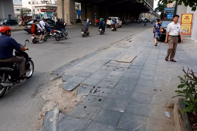 Hy vọng trong thời gian tới khi cải tạo vỉa hè chính quyền Hà Nội sẽ có những biện pháp để bảo đảm chúng không xuống cấp như các nơi được cải tạo trước đó.