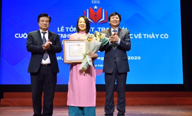 Ban tổ chức trao giải nhất cuộc thi cho tác giả Phan Thị Thu Trang, giảng viên Học viện Chính trị CAND