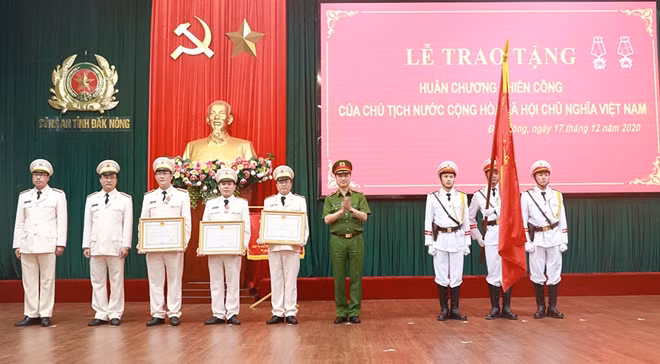 Thừa ủy quyền, Thiếu tướng Nguyễn Duy Ngọc, Thứ trưởng Bộ Công an trao tặng Huân chương Chiến công hạng nhì và hạng ba cho tập thể và các cá nhân.
