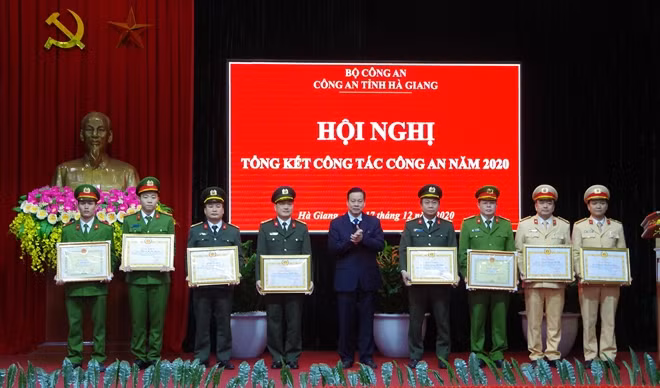 Đồng chí Nguyễn Văn Sơn, Phó Bí thư Tỉnh ủy, Chủ tịch UBND tỉnh trao Bằng khen của Tỉnh ủy, UBND tỉnh cho các tập thể, cá nhân có thành tích xuất sắc.