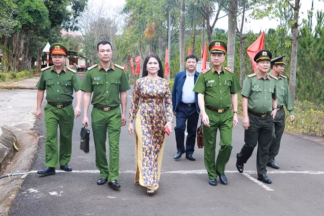 Thiếu tướng Nguyễn Duy Ngọc, Thứ trưởng Bộ Công an cùng các đồng chí lãnh đạo tỉnh thăm quan trụ sở Công an tỉnh Đắk Nông.
