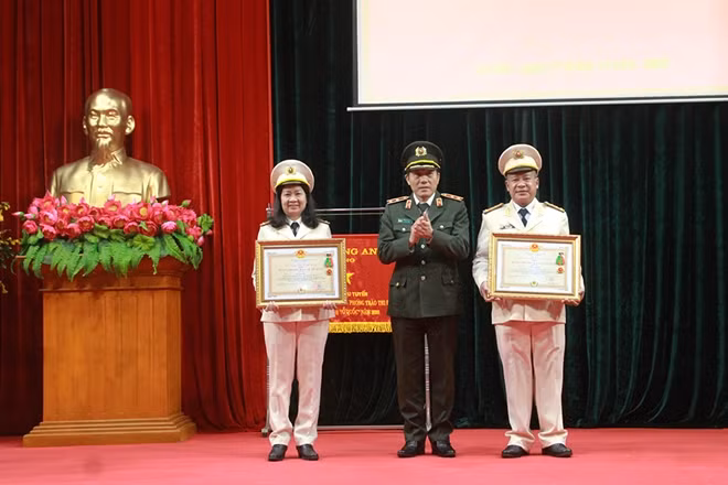 Thừa ủy quyền của Chủ tịch nước, Thứ trưởng Lương Tam Quang tặng Huân chương Bảo vệ Tổ quốc cho các cá nhân.