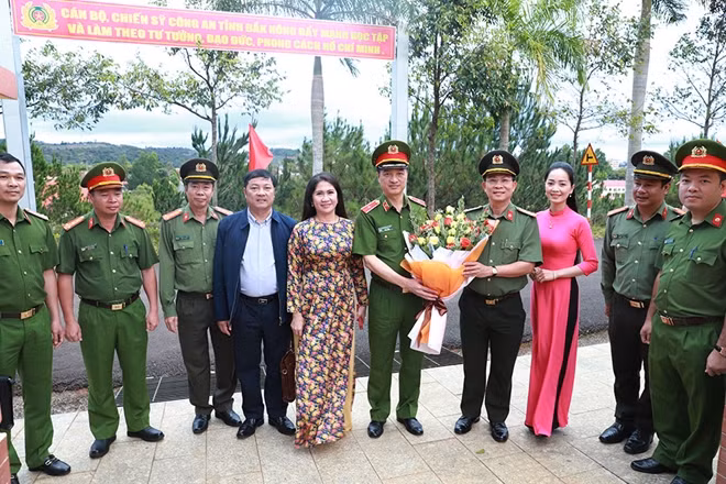 Thiếu tướng Nguyễn Duy Ngọc, Thứ trưởng Bộ Công an cùng các đồng chí lãnh đạo tỉnh và các đồng chí trong Ban Giám đốc Công an tỉnh Đắk Nông.