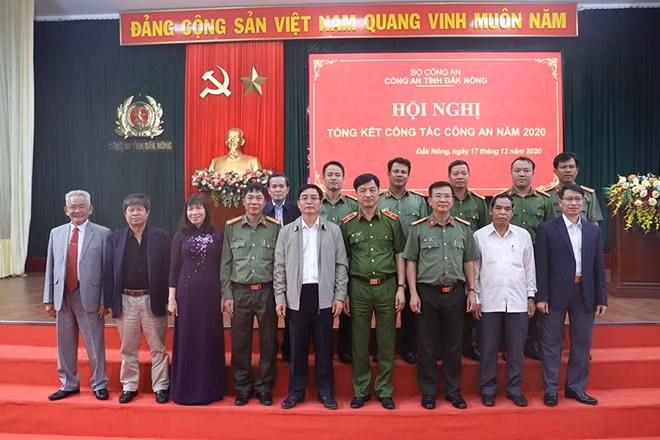 Thứ trưởng Nguyễn Duy Ngọc và đồng chí Chủ tịch UBND tỉnh Nguyễn Đình Trung chụp ảnh cùng các đại biểu tại hội nghị.