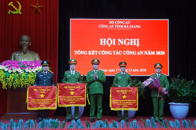 Thứ trưởng Lê Quốc Hùng trao Cờ thi đua xuất sắc của Bộ Công an cho các đơn vị thuộc Công an tỉnh Hà Giang và tặng hoa chúc mừng đơn vị được đề nghị nhận Cờ thi đua của Chính phủ.