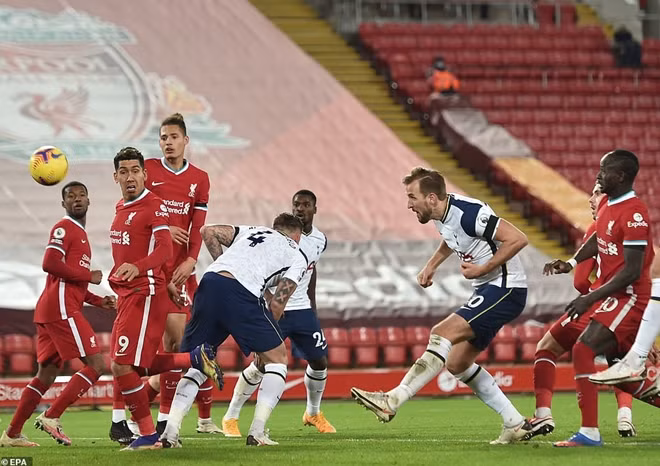 Tỷ số hòa 1-1 được giữ cho đến hết hiệp 1. Bước sang hiệp 2, khá bất ngờ khi Tottenham mới là đội nhập cuộc tốt hơn và khiến NHM đội chủ nhà thót tim với những tình huống phản công.