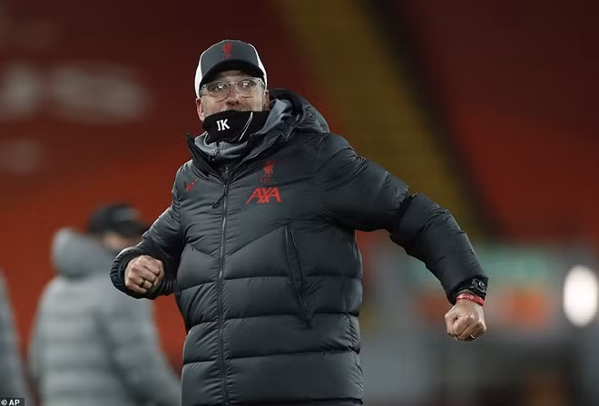 Ở ngoài đường pitch, HLV Jurgen Klopp cũng không giấu được niềm vui với bàn thắng của cậu học trò. Ông thầy người Đức có chiến thắng vô cùng quan trọng vào giai đoạn bản lề của mùa giải.
