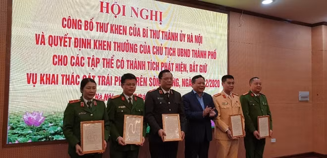 Thừa ủy quyền của Bí Thư thành ủy Hà Nội, đồng chí Nguyễn Văn Phong trao thư khen của Bí thư Thành ủy Hà Nội cho các tập thể.