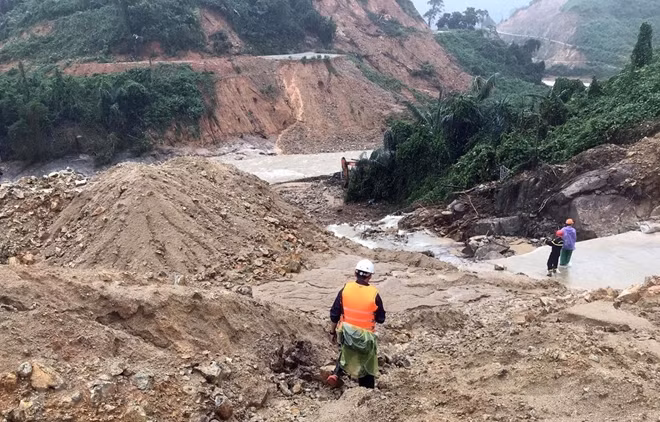 Tình trạng sạt lở gia tăng tại nhiều cánh rừng miền Trung sau mưa lũ.