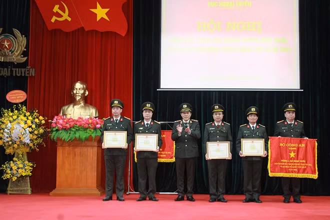 Thứ trưởng Lương Tam Quang trao, tặng Cờ thi đua và Bằng khen của Bộ Công an cho các tập thể.