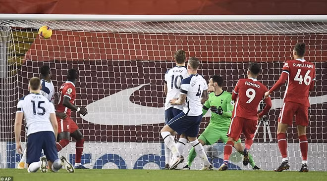 Tottenham sau đó trùng xuống và dường như muốn bảo toàn kết quả hòa tuy nhiên họ đã không làm được điều này. Trong một tình huống phạt góc ở cuối trận, Firmino thoát khỏi sự đeo bám của hậu vệ Tottenham bật cao đánh đầu ghi bàn ấn định tỷ số 2-1 cho Liverpool.