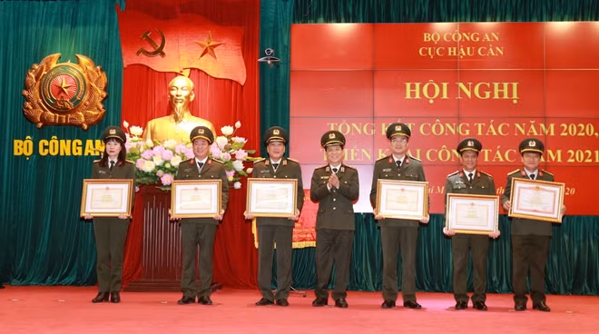 Thừa uỷ quyền của Thủ tướng Chính phủ, Bộ trưởng Bộ Công an, Thứ trưởng Nguyễn Văn Sơn trao Bằng khen tặng các đồng chí lãnh đạo cục Hậu cần có thành tích xuất sắc.