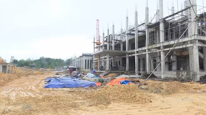 Bằng việc tự nhận thực hiện dự án san lấp mặt bằng khu hành chính huyện Đồng Hỷ, Huy đã lừa hàng tỷ đồng của các nạn nhân.