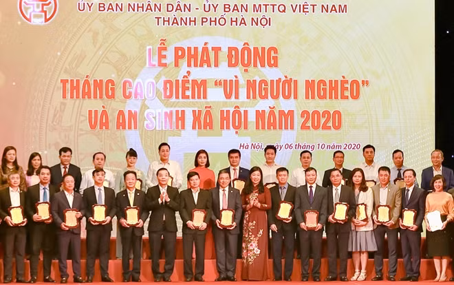 T&T Group và SHB chung tay ủng hộ 5 tỷ đồng vào Quỹ Vì người nghèo thành phố Hà Nội.