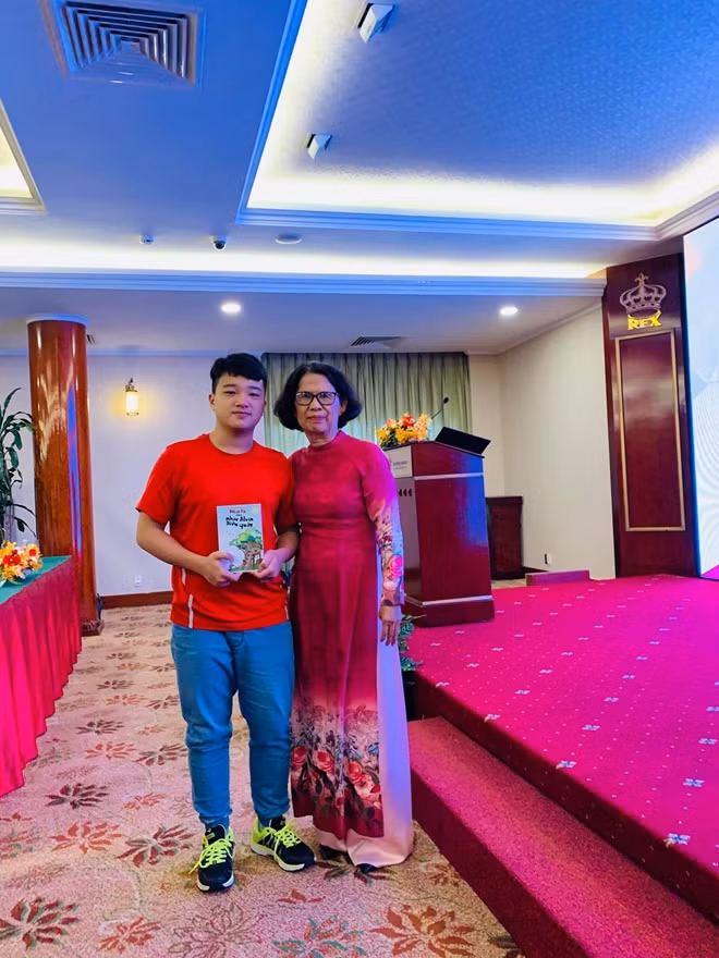 Tác giả Khang Thịnh chụp ảnh lưu niệm cùng Tiến sĩ Quách Thu Nguyệt.