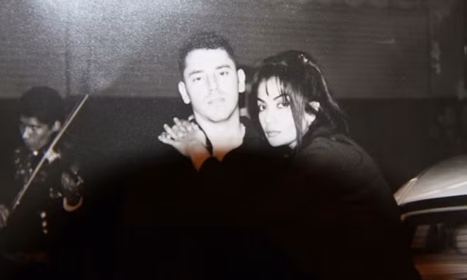 Sandra Avila Beltran khi 18 tuổi và người yêu là Javier Caro.