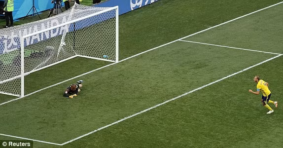 Thụy Điển có 3 điểm trước Hàn Quốc nhờ công nghệ VAR. Ảnh: Reuters.