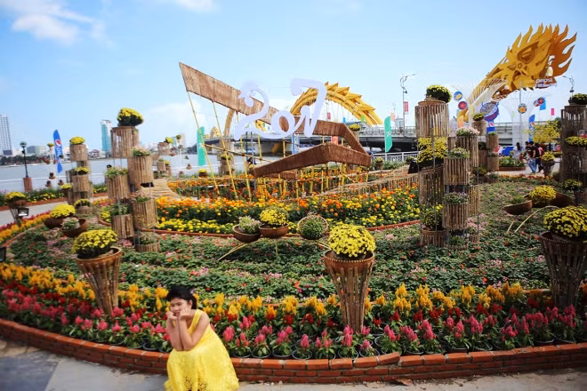 Tiểu cảnh hoa bên trái cầu quay sông Hàn (từ hướng quận Hải Châu sang Sơn Trà).
