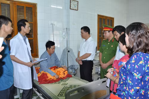 Thăm hỏi quân nhân bị choáng trên huyện đảo Bạch Long Vĩ.