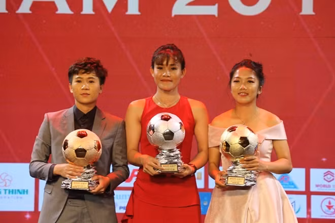 Huỳnh Như (phải) đoạt Quả bóng vàng 2019. Ảnh: CTV.