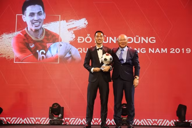 HLV Park Hang-seo và Chủ nhân Quả bóng vàng 2019 Đỗ Hùng Dũng. Ảnh: CTV.