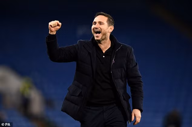 Đội bóng của Fank Lampard tạm thời vươn lên dẫn đầu giải Ngoại hạng dù đã thi đấu nhiều hơn Tottenham và Liverpool 1 trận.