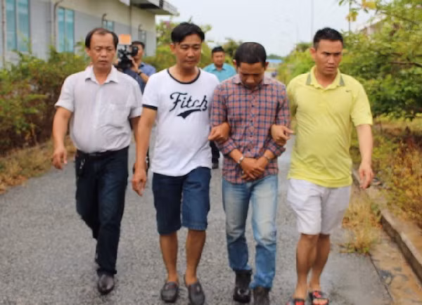 Đối tượng Hưng bị bắt tại nơi làm việc.