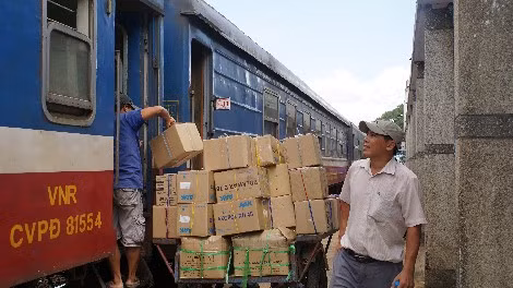 Và những chuyến hàng vội vã lên toa.