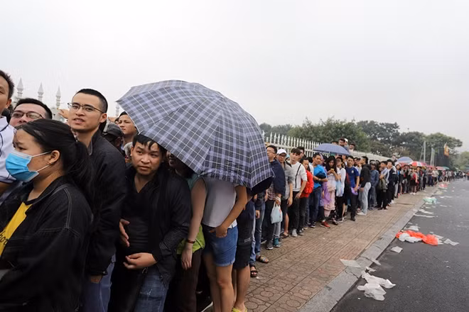 8h30 sáng chủ nhật (11-11), sân vận động Mỹ Đình, hàng nghìn người hâm mộ tập trung bên ngoài hàng rào sân vận động quốc gia Mỹ Đình với mong muốn mua được cho mình tấm vé xem 2 trận đấu giữa đội tuyển Việt Nam với đội tuyển Malaysia và Campuchia.