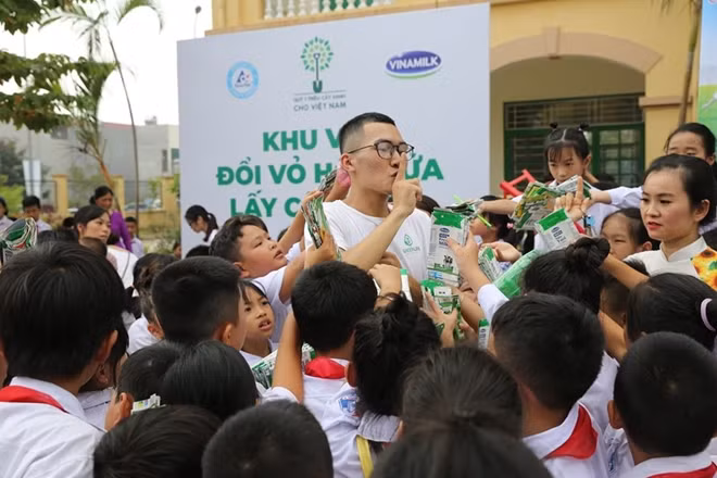 Hoạt động của dự án “Đổi rác lấy quà”.